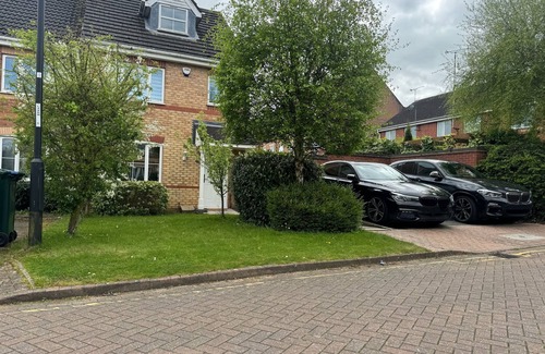 Coventry Casa | Modern Executive House WiFi Parking Coventry City Centre Sleeps 6.