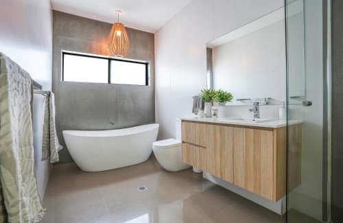 Shell Cove Casa | Modern Executive Ocean View Oasis Shell Cove Mansion 5 Minutes to Beach Sleeps 16