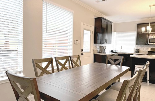 Spring Casa | Modern, exotic 5br, pool, hot-tub near Woodlands