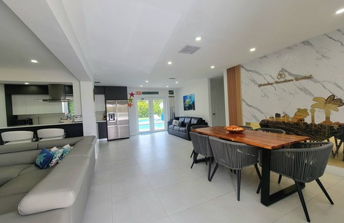 Driftwood Casa | Modern exquisite & luxurious vacation rental pool heater close to the beach 9 m