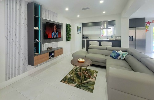 Driftwood Casa | Modern exquisite & luxurious vacation rental pool heater close to the beach 9 m