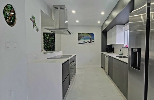Driftwood Casa | Modern exquisite & luxurious vacation rental pool heater close to the beach 9 m