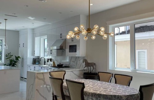 Arbutus Ridge Casa | Modern family friendly duplex minutes from downtown, airport, UBC, free parking.
