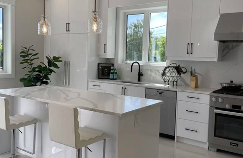 Arbutus Ridge Casa | Modern family friendly duplex minutes from downtown, airport, UBC, free parking.