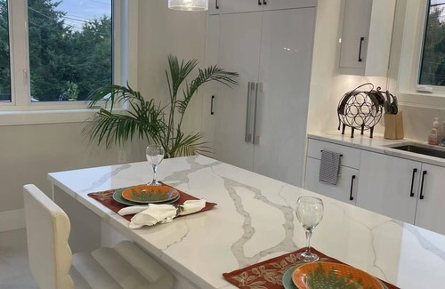 Arbutus Ridge Casa | Modern family friendly duplex minutes from downtown, airport, UBC, free parking.