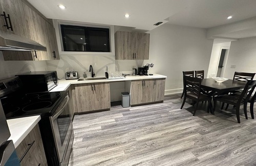 The Peanut Apartamento | Modern Family Friendly Retreat in Toronto
