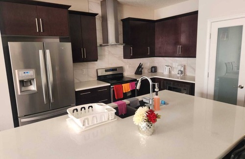 Leduc Casa | Modern Family Friendly Home 10min YEG Airport - FREE WIFI+ NETFLIX