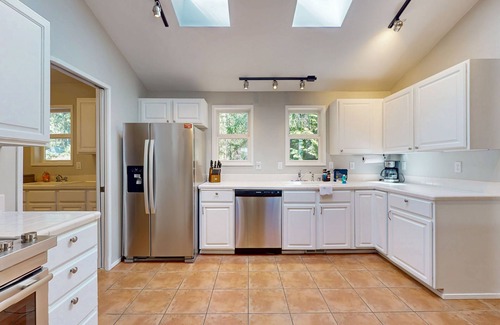 Allyn Casa | Modern, family-friendly lakefront retreat with private hot tub and lake access