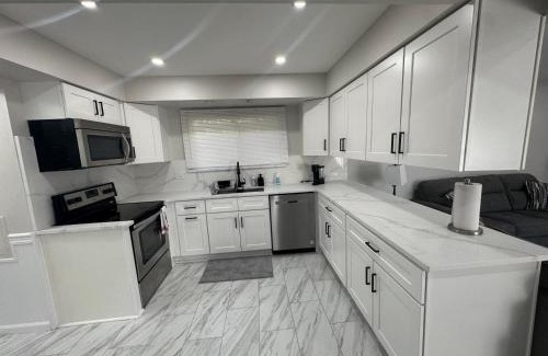 Sterling Heights Casa | Modern Family Home -3BR -High Speed Wi-Fi Comfort
