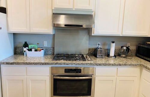 Columbia Casa | Modern family home in a quiet neighborhood near Bethel! 4 bedrooms and 3 baths!