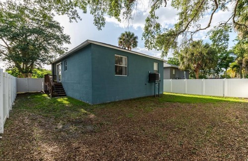Port Tampa City Casa | Modern Family Home in South Tampa with Fenced-in Backyard Nearby MacDill AFB