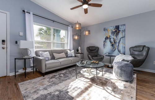 Port Tampa City Casa | Modern Family Home in South Tampa with Fenced-in Backyard Nearby MacDill AFB