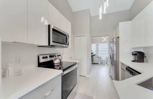 Sunridge Woods Casa | Modern Family Home Near Disney - Pool & Lake View