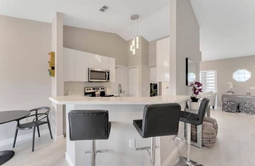 Sunridge Woods Casa | Modern Family Home Near Disney - Pool & Lake View