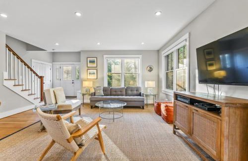 Vineyard Haven Casa | Modern Family Home Walkable to Town