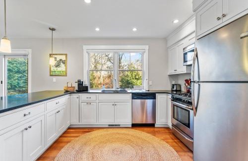 Vineyard Haven Casa | Modern Family Home Walkable to Town