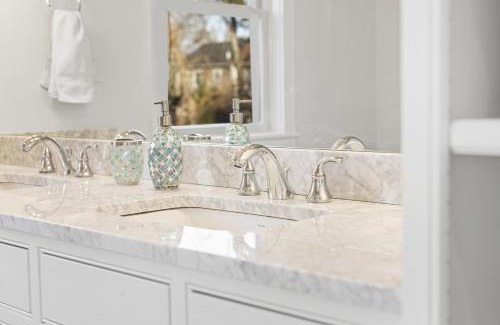 Vineyard Haven Casa | Modern Family Home Walkable to Town
