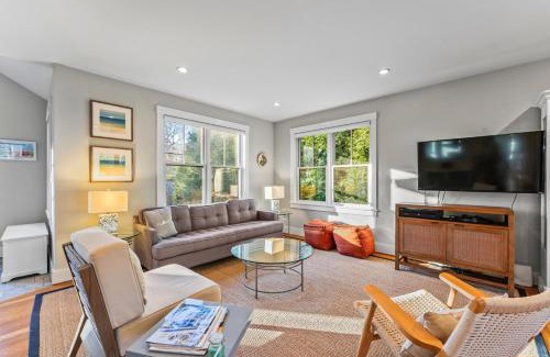 Vineyard Haven Casa | Modern Family Home Walkable to Town