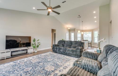 Florida Panhandle Casa | Modern Family Home with Spacious Yard in Milton
