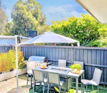 Yarraville Casa | Modern Family Oasis - 4BR, Free Parking, Steps to Shops & Train