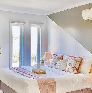 Yarraville Casa | Modern Family Oasis - 4BR, Free Parking, Steps to Shops & Train
