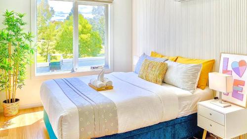 Yarraville Casa | Modern Family Oasis - 4BR, Free Parking, Steps to Shops & Train