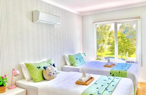 Yarraville Casa | Modern Family Oasis - 4BR, Free Parking, Steps to Shops & Train
