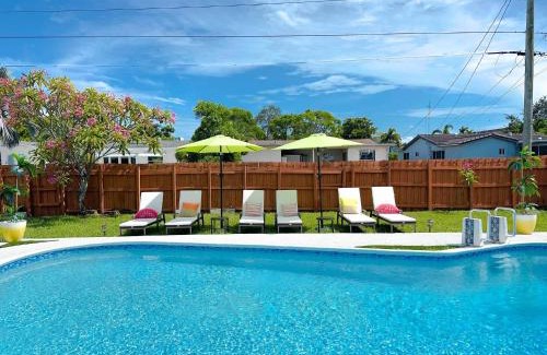 Hollywood Hills Casa | Modern Family Pool Home Near Beach Vibes