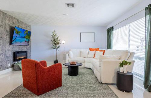 Hollywood Hills Casa | Modern Family Pool Home Near Beach Vibes