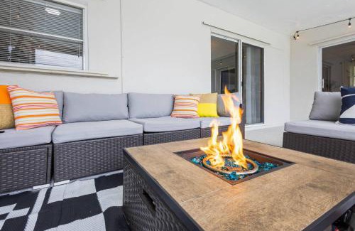 Hollywood Hills Casa | Modern Family Pool Home Near Beach Vibes