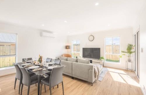 Greenbank Casa | Modern Family Retreat in Premier GreenbankLocation