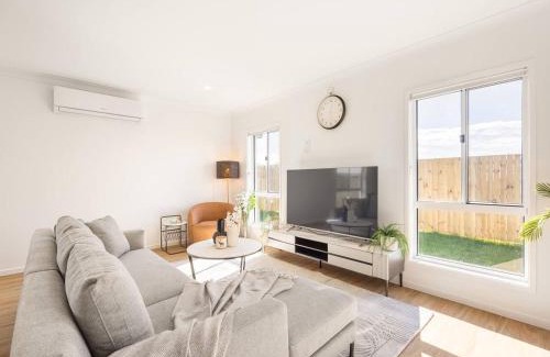 Greenbank Casa | Modern Family Retreat in Premier GreenbankLocation