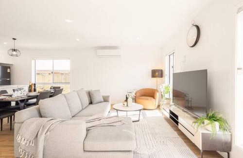 Greenbank Casa | Modern Family Retreat in Premier GreenbankLocation