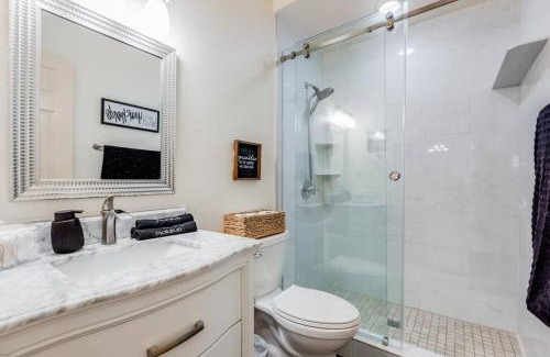 Weston Casa | Modern Farm House 2B 2B KING Bed