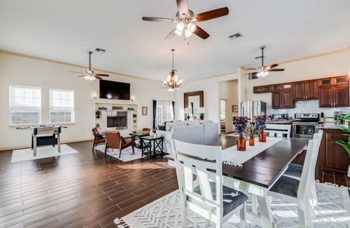 Weston Casa | Modern Farm House 2B 2B KING Bed