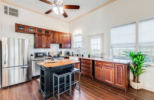 Weston Casa | Modern Farm House 2B 2B KING Bed