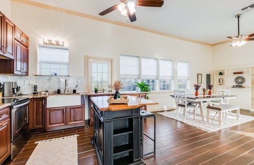 Weston Casa | Modern Farm House 2B 2B KING Bed