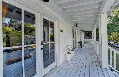 Home Park Casa | Modern Farm house in heart of the City- Sleeps 12