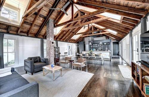 Home Park Casa | Modern Farm house in heart of the City- Sleeps 12