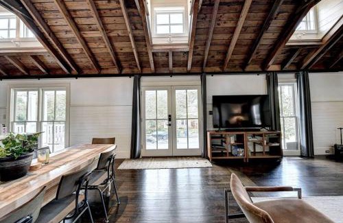 Home Park Casa | Modern Farm house in heart of the City- Sleeps 12