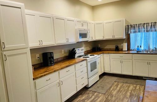 Wabash Apartamento | Modern Farmhouse 3 Bed, 2 Bath Apartment, Sleeps 7, Lots of Space, Steps to Downtown, Honeywell & Eagles Theater