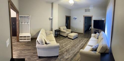 Wabash Apartamento | Modern Farmhouse 3 Bed, 2 Bath Apartment, Sleeps 7, Lots of Space, Steps to Downtown, Honeywell & Eagles Theater