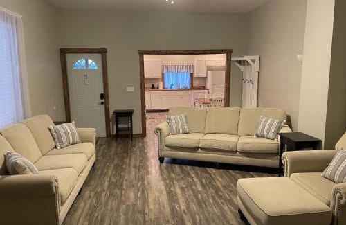 Wabash Apartamento | Modern Farmhouse 3 Bed, 2 Bath Apartment, Sleeps 7, Lots of Space, Steps to Downtown, Honeywell & Eagles Theater