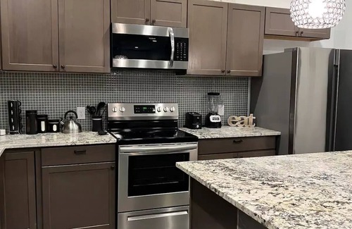 DeSoto Casa | Modern Farmhouse 3-bedroom home, Luxury Master