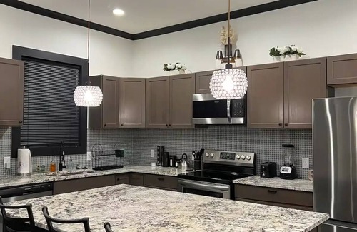 DeSoto Casa | Modern Farmhouse 3-bedroom home, Luxury Master