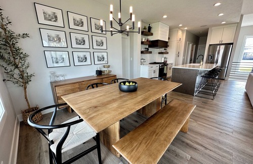 Lincoln Casa | Modern Farmhouse - 4 Bd 3 Bth