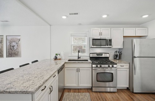North of Grand Casa | Modern Farmhouse | 4 Kings + Loft | On Ingersoll