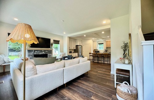 Getzville Casa | Modern Farmhouse-716 ~BRAND NEW!~ Sleeps 20!