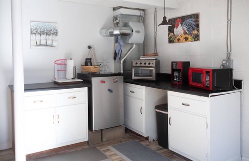 Clifford Apartamento | Modern , farmhouse basement, suite, queen bed, efficiency , dogs welcome.
