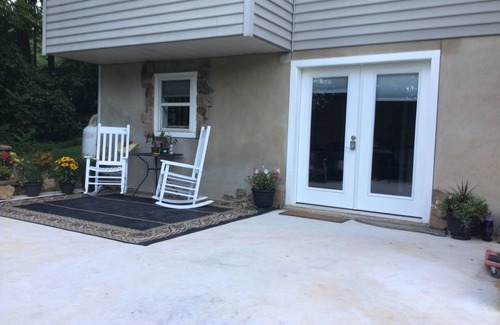 Clifford Apartamento | Modern , farmhouse basement, suite, queen bed, efficiency , dogs welcome.